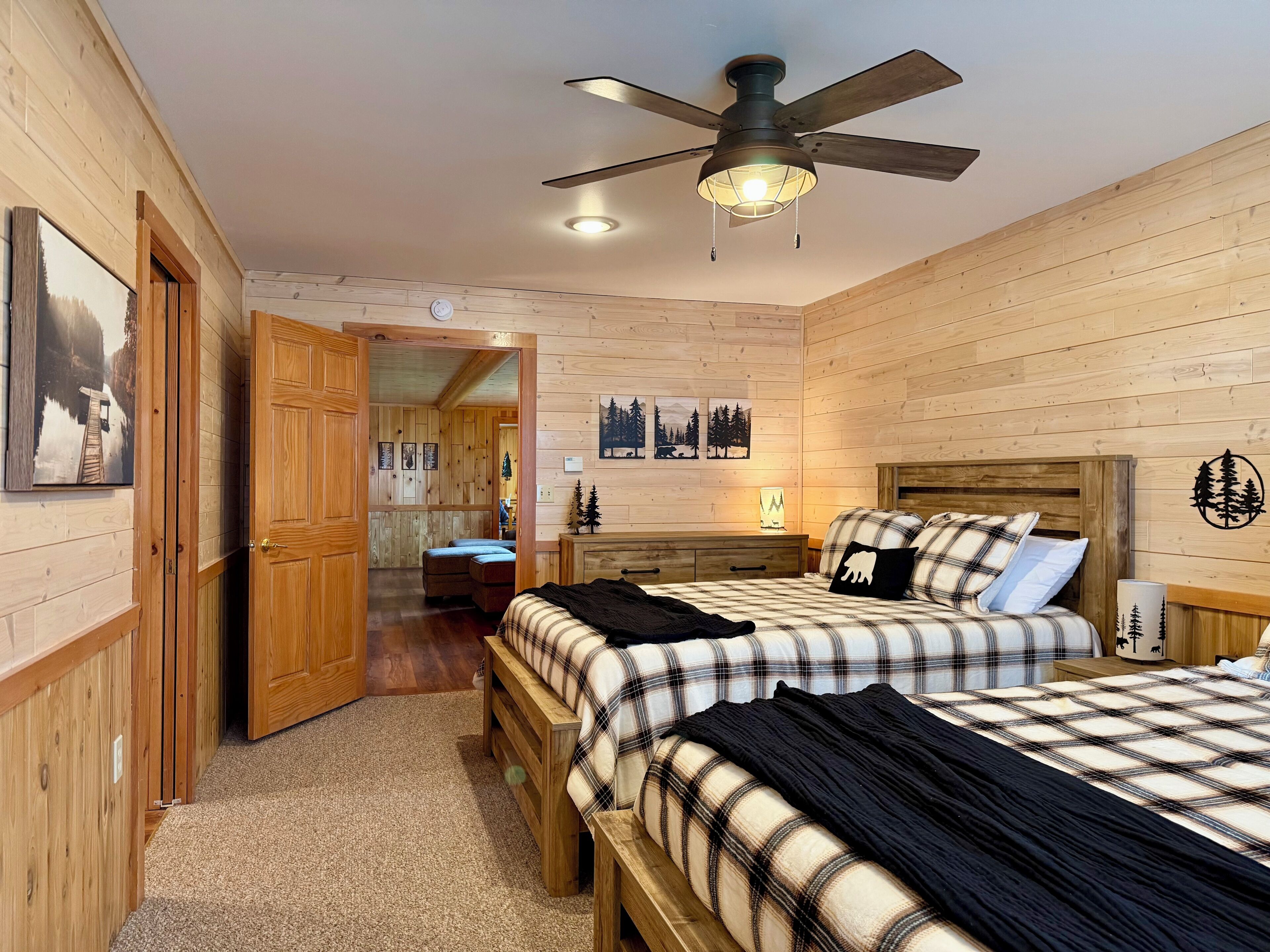 4 bedrooms, travel crib, internet, bed sheets