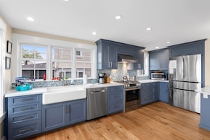 Fridge, microwave, stovetop, dishwasher