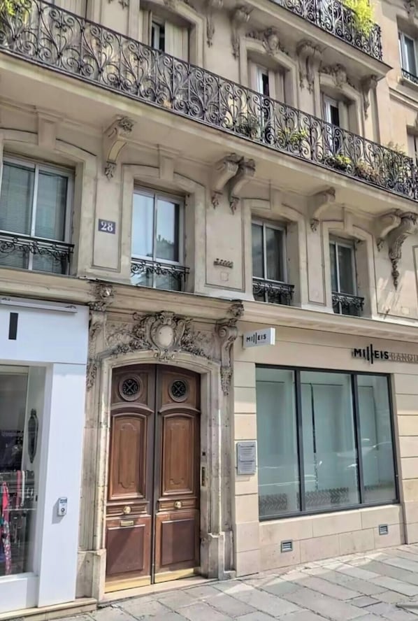 Exterior detail - Rivoli Marais - City Hall Apartment Aldaro (Paris)