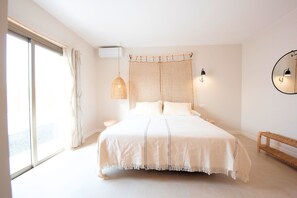 Cofres nos quartos, ferros/tábuas de passar roupa, berço de viagem