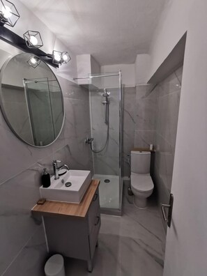 Shower, hair dryer - Beautiful sea view apartment (Le Grau-du-Roi)