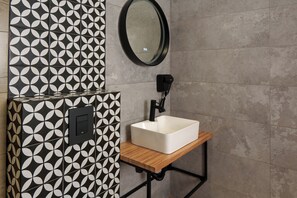 Deluxe-Suite | Badezimmer | Dusche, Haartrockner, Hausschuhe, Handtücher