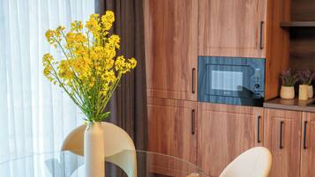 Deluxe Duplex, Park View | Dining