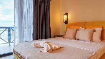 Deluxe Duplex, Park View | Desk, laptop workspace, soundproofing, iron/ironing board