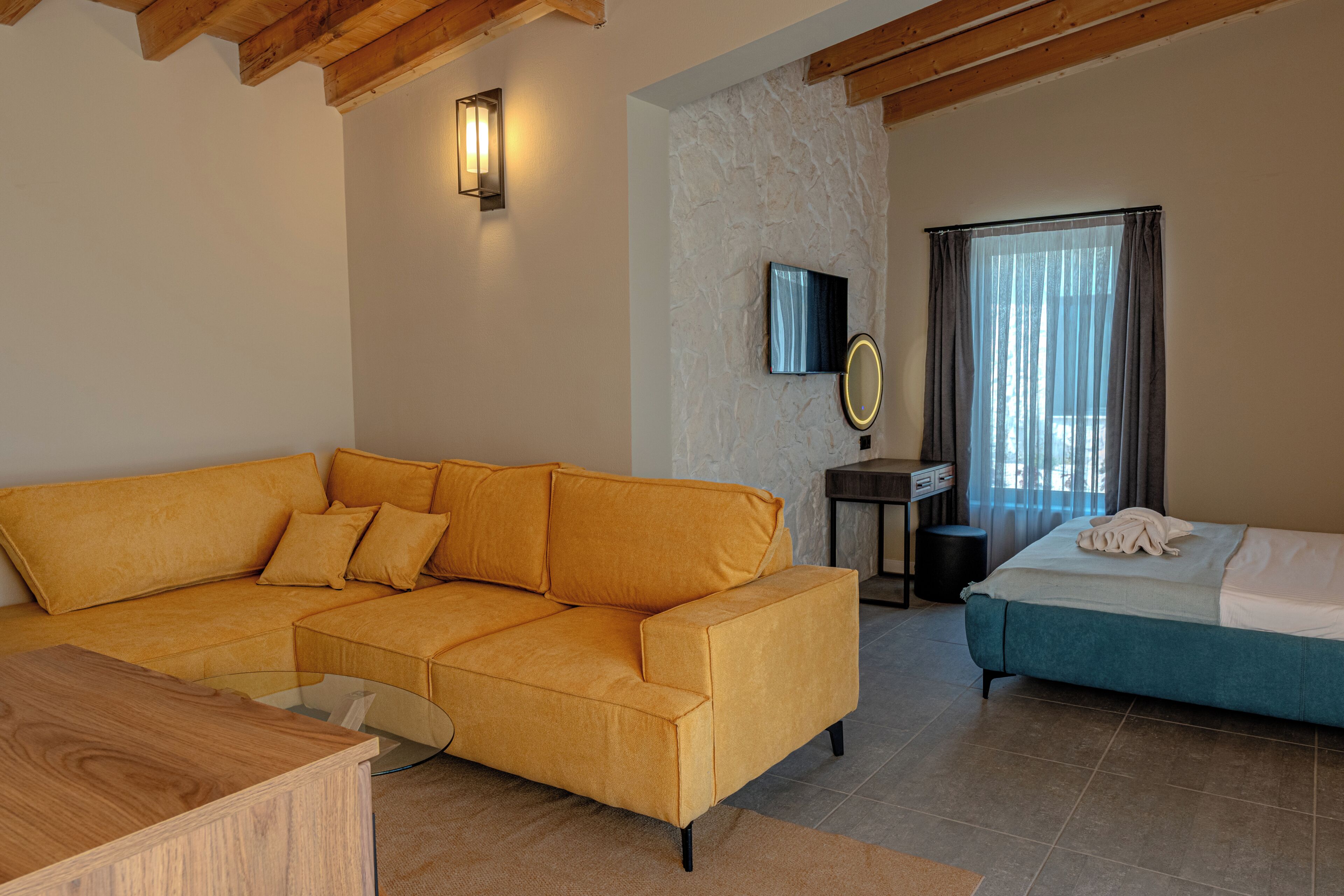 Suite Deluxe | Una scrivania, postazione laptop, insonorizzazione, ferro/asse da stiro