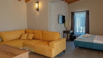 Suite Deluxe | Una scrivania, postazione laptop, insonorizzazione, ferro/asse da stiro