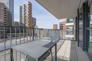Outdoor dining - Modern Meets Urban Living (London)