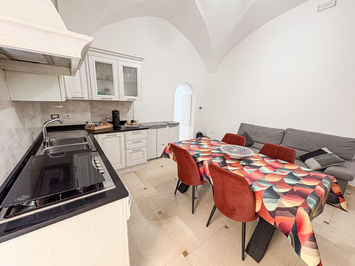 Frigorifero, forno, piano cottura, macchina per tè/caffè