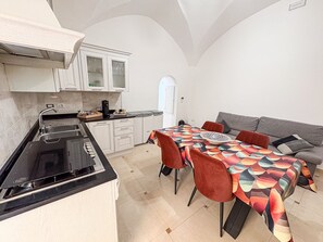 Fridge, oven, stovetop, coffee/tea maker - Dimora De Pace - Salento Reservation (Gallipoli)