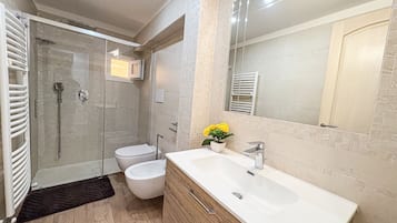 Doccia, bidet, asciugamani