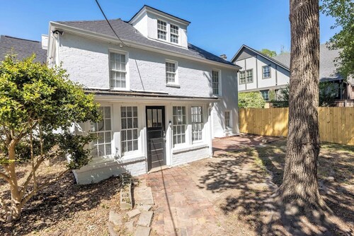 The Courtyard Cottage|2BD 1BH|Private Garden Suite