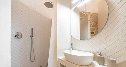 Ca Rouge - Modern Bright 3BR Boutique Retreat in the Heart of Carloforte