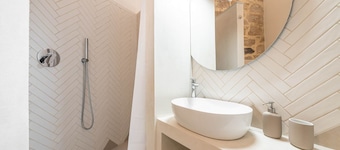 Ca Rouge - Modern Bright 3BR Boutique Retreat in the Heart of Carloforte