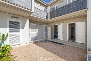 2 bedrooms, Internet - Modern 2BR Retreat in Pula - Bright Quiet (Pula)