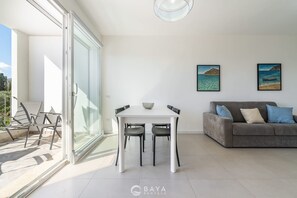House - Modern Bright 2BR Retreat With Balcony (Capoterra)