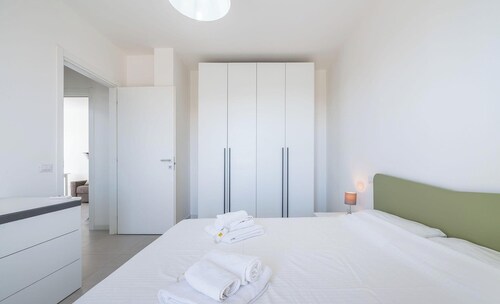 Modern Bright 2BR Retreat With Balcony