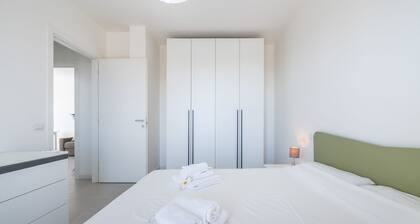 Modern Bright 2BR Retreat With Balcony