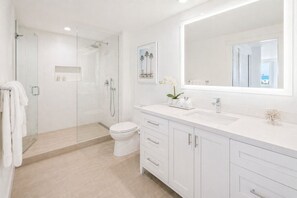 Classic Room | Bathroom - The Quorix Hotel (Toronto)