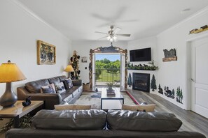 Smart TV - Poolside Bear Escape Indoor and Outdoor Fun (Pigeon Forge)