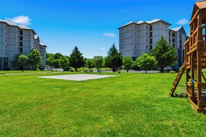 Property grounds - Poolside Bear Escape Indoor and Outdoor Fun (Pigeon Forge)