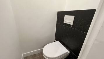 Comfort-Apartment | Badezimmer | Dusche, kostenlose Toilettenartikel, Haartrockner, Handtücher