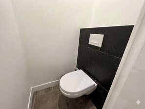 Comfort-Apartment | Badezimmer | Dusche, kostenlose Toilettenartikel, Haartrockner, Handtücher