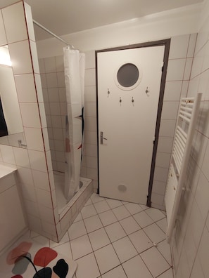 Regadera, toallas, jabón, papel de baño 