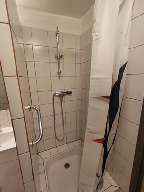 Regadera, toallas, jabón, papel de baño 