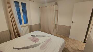 Iron/ironing board, WiFi, bed sheets