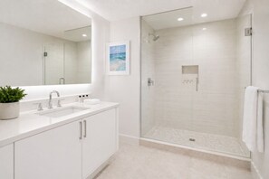 Standard Room | Bathroom - Velmora Hotel & Suites (Toronto)