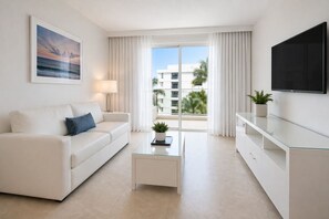 Standard Room | Living area - Velmora Hotel & Suites (Toronto)