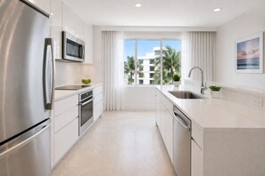 Standard Room | Private kitchen - Velmora Hotel & Suites (Toronto)