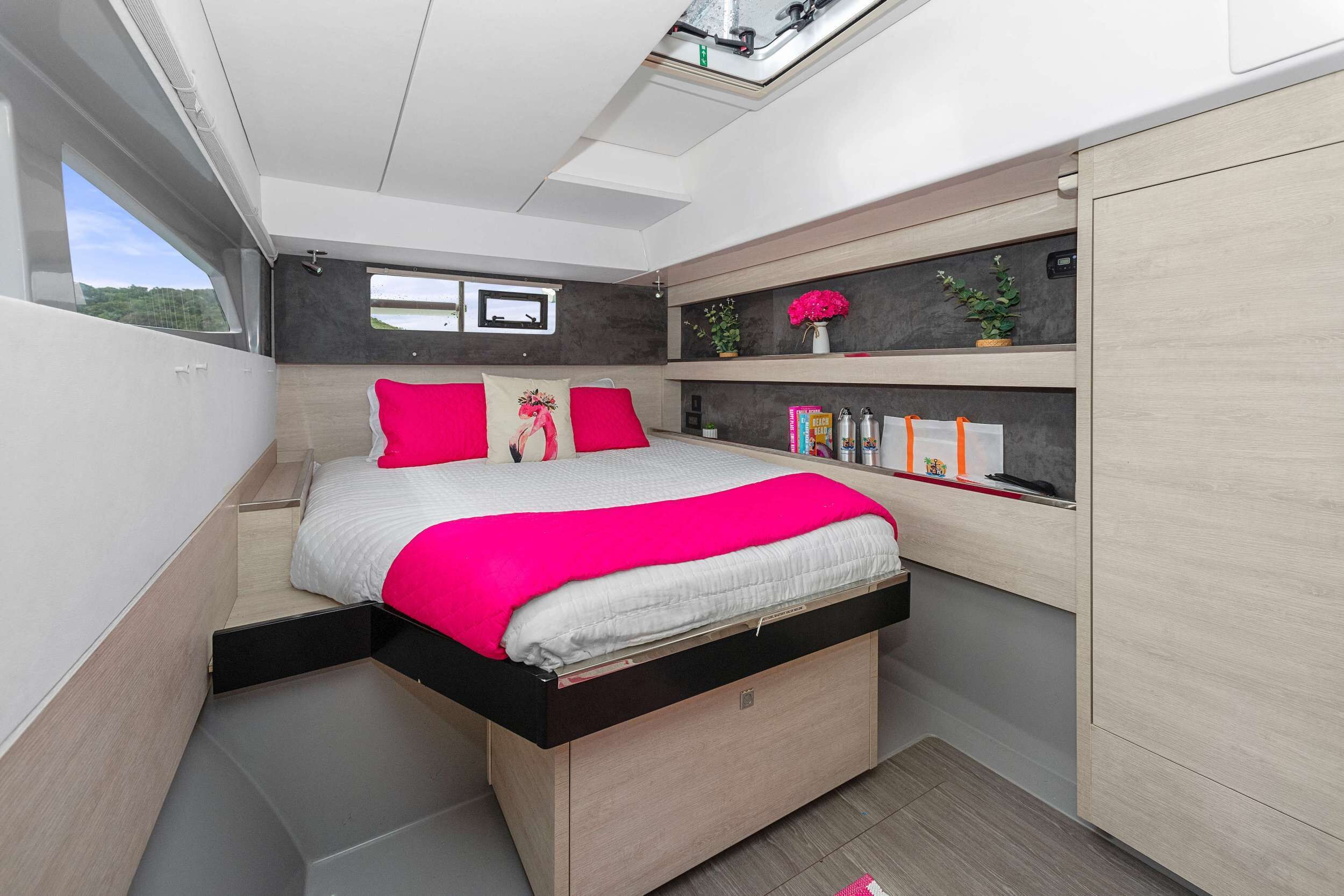 Un dormitorio moderno con una cama, estanterías empotradas y un tragaluz.