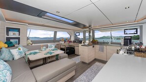 Un intérieur moderne comprenant un coin repas, une cuisine et un espace détente.