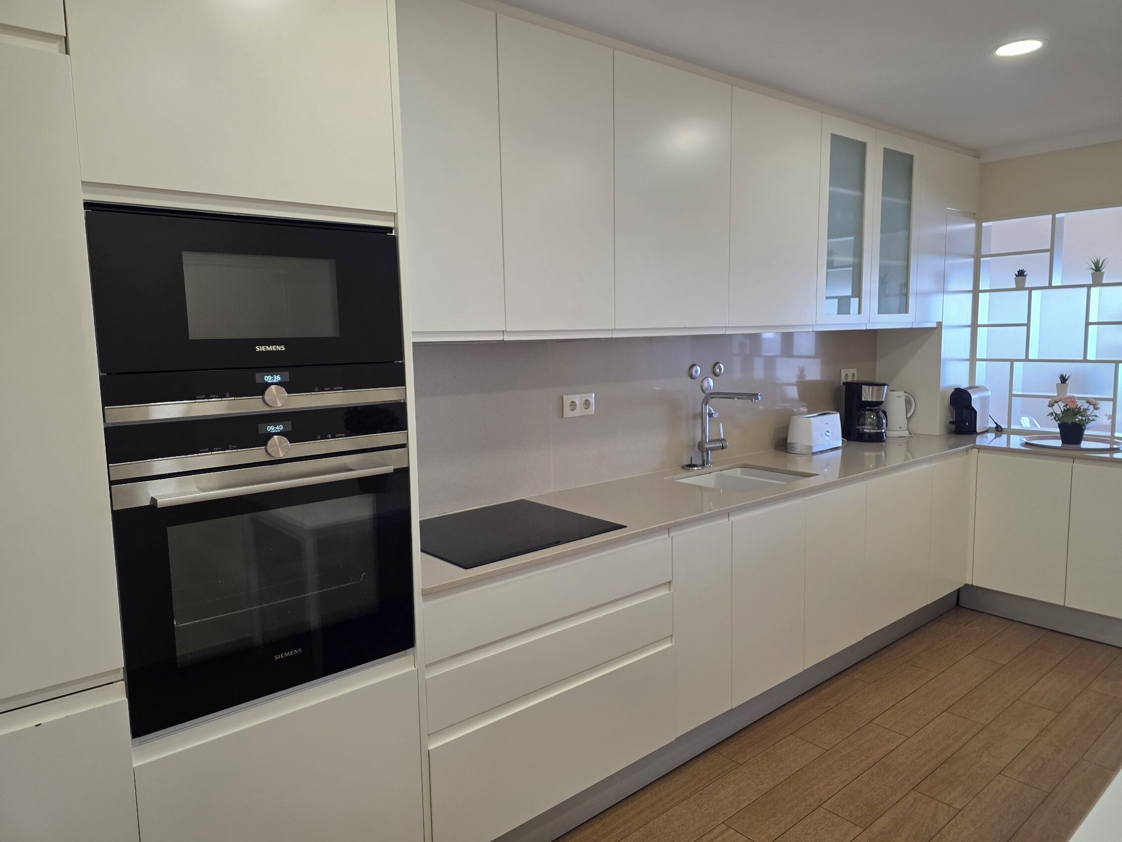 Réfrigérateur, four à micro-ondes, un four, surface de cuisson