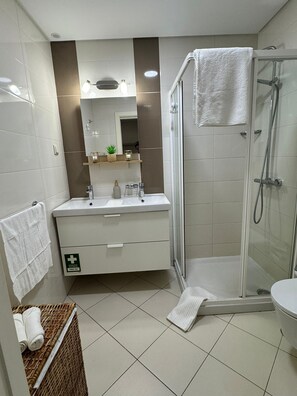 Bathroom - Modern Beachfront 2BR with Terrace, A/C, WiFi & Garage in top location (Quarteira)