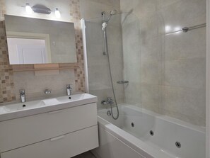Shower, hair dryer, towels, soap - Modern Beachfront 2BR with Terrace, A/C, WiFi & Garage in top location (Quarteira)