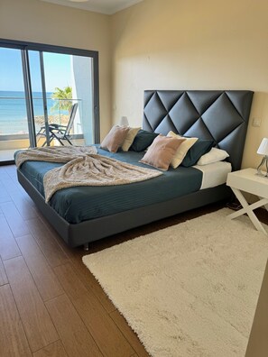 Room - Modern Beachfront 2BR with Terrace, A/C, WiFi & Garage in top location (Quarteira)