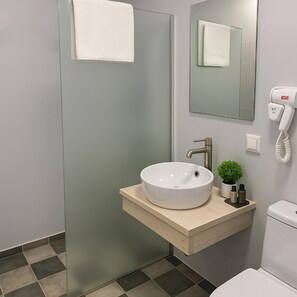 Kamar Double Standar | Kamar mandi | Shower, perlengkapan mandi gratis, pengering rambut, dan handuk