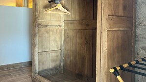 Une armoire en bois avec un espace pour suspendre les vêtements et un plancher en bois.