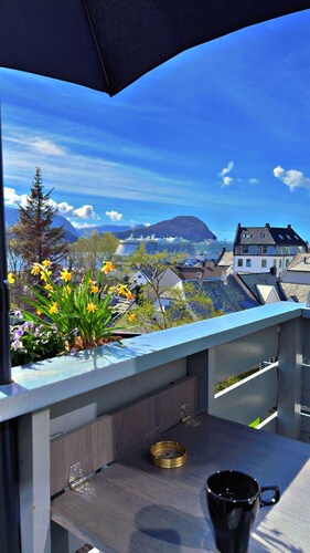 Cozy 1-bedroom condo in gorgeous Ålesund with balcony and seaview
