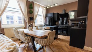 Una cocina moderna con comedor, sofá y vista a la calle.