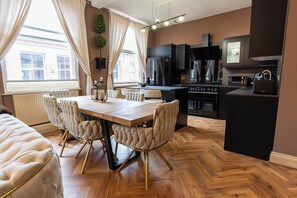 Dining - Luxury Designer Flat | Parking, Spa & Cinema Wall (Nottingham)