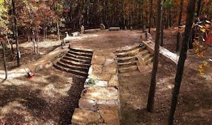 Ein steiner Amphitheater, umgeben von Bäumen.