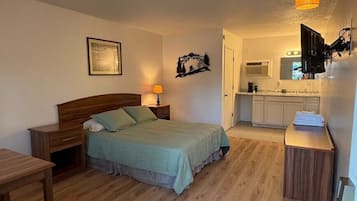 Klassieke tweepersoonskamer, 1 kingsize bed, privézwembad | Een bureau, een laptopwerkplek, gratis wifi, beddengoed