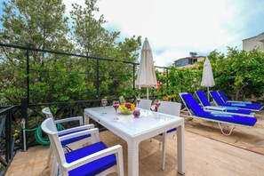 Outdoor dining - 2-BEDROOM, 2-BATHROOM APARTMENT WITH SHARED POOL IN THE CITY CENTER. (Antalya)