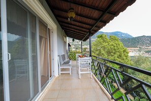 Property grounds - 2-BEDROOM, 2-BATHROOM APARTMENT WITH SHARED POOL IN THE CITY CENTER. (Antalya)