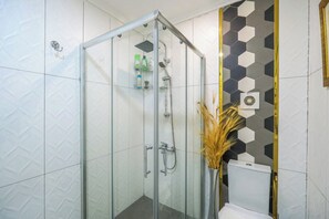 Shower, hair dryer, towels, soap - 2-BEDROOM, 2-BATHROOM APARTMENT WITH SHARED POOL IN THE CITY CENTER. (Antalya)