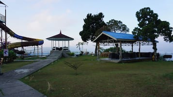 2 outdoor pools