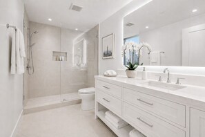 Standard Room | Bathroom - The Virello Hotel & Suites (Toronto)